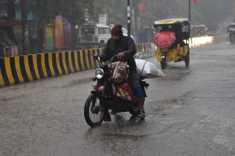 Varanasi Weather News: ठंड से कांप रही भगवान शिव की नगरी, इन Photos में देखें सर्दी का सितम
