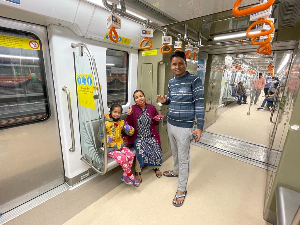 Photos: उद्घाटन के बाद मेट्रो का सफर शुरू, बुधवार की सुबह 6 बजे से चलीं ट्रेनें, उत्साहित दिखे लोग