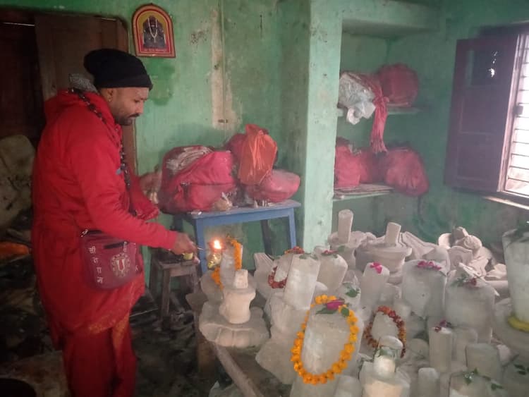 Varanasi: बाबा विश्वनाथ की नगरी में 4 साल से थाने में कैद हैं 126 शिवलिंग, मुक्ति का कर रहे हैं इंतजार