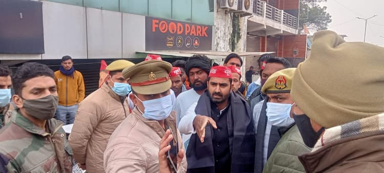 बरेली में गृह मंत्री अमित शाह को काले झंडे दिखाने से पहले हिरासत में सपाई, ASP जिलाध्यक्ष भी नजरबंद