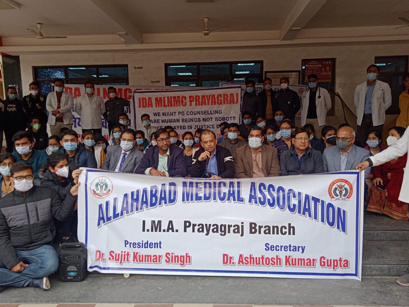Prayagraj News: कोविड को देखते हुए काम पर लौटे जूनियर डॉक्टर्स, बोले- उम्मीद है, जल्द शुरू होगी काउंसलिंग