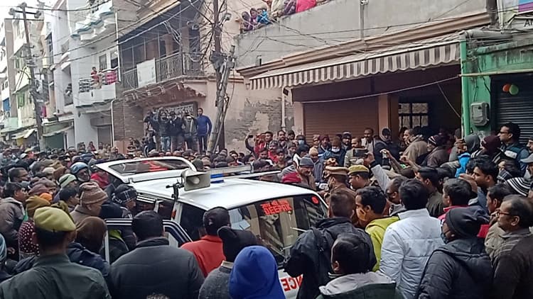 Prayagraj News: बीजेपी नेता के बहनोई को निलंबित सिपाही ने दौड़ाकर मारी थी गोली, वीडियो वायरल