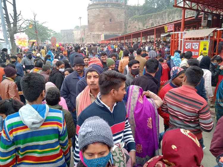 Photos: लेटे हनुमान जी के दर्शन, ऊंट की सवारी, कुछ इस तरह संगमनगरी में लोगों ने नए साल का किया स्वागत