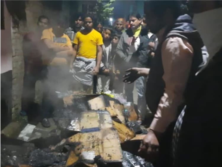 Bareilly News: कॉस्मेटिक की दुकान-गोदाम में शार्ट सर्किट से लगी आग, सारा सामान जलकर खाक