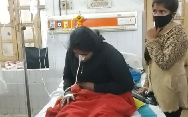 उत्पीड़न से परेशान महिला ने खाया जहर, फिर फरियाद लेकर पहुंची डीएम ऑफिस, मचा हड़कंप