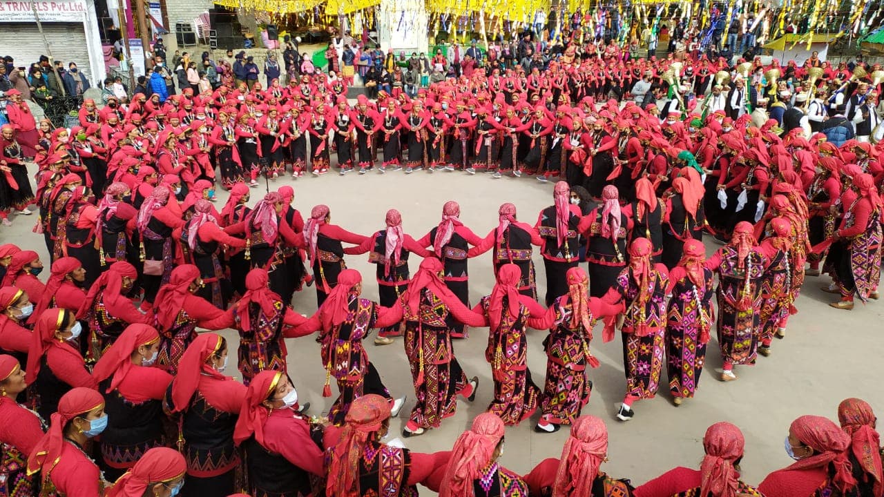 हिमाचलः विंटर कार्निवल में मनाली के मॉल रोड पर पारंपरिक परिधान में सजी एक साथ नाचीं 600 महिलाएं