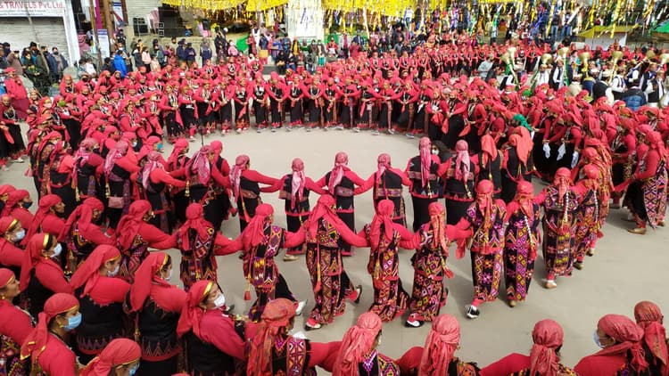 हिमाचलः विंटर कार्निवल में मनाली के मॉल रोड पर पारंपरिक परिधान में सजी एक साथ नाचीं 600 महिलाएं