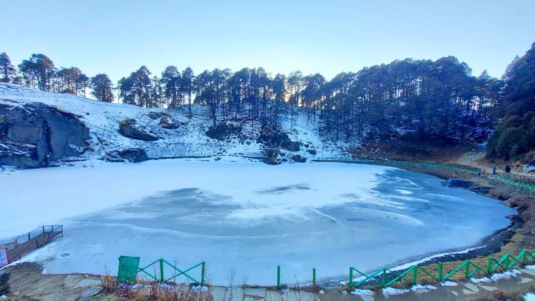 हिमाचलः जमी हुई पवित्र सरयोलसर झील पर जूते समेत टहल रहे सैलानी, देव परंपराओं का हो रहा है अपमान