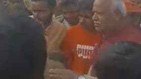 Barabanki News: दारोगा को सांसद  के पैर छूना पड़ा भारी, एसपी ने किया लाइन हाजिर