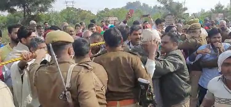 गाजियाबाद में किसानों और पुलिसकर्मियों के बीच हाथापाई, एक किसान घायल