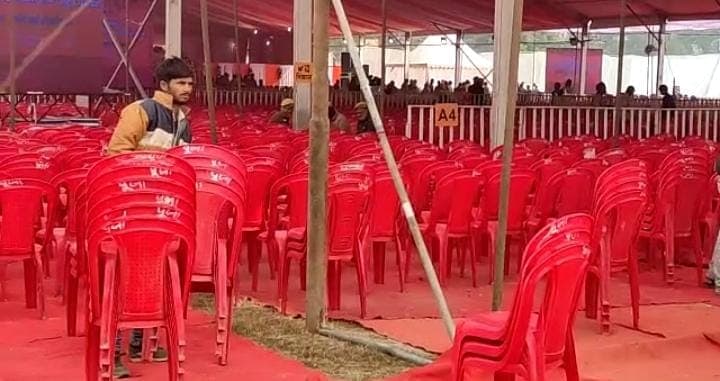 केंद्रीय मंत्री का कानपुर दौरा निरस्त, आयोजकों ने हटवाई कुर्सियां, सपा ने कहा- न 'जन' मिला न 'आशीर्वाद'