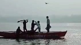 Varanasi News: घोड़े वालों ने नाविकों को दौड़ा-दौड़ा कर पीटा, जानें क्या है वजह