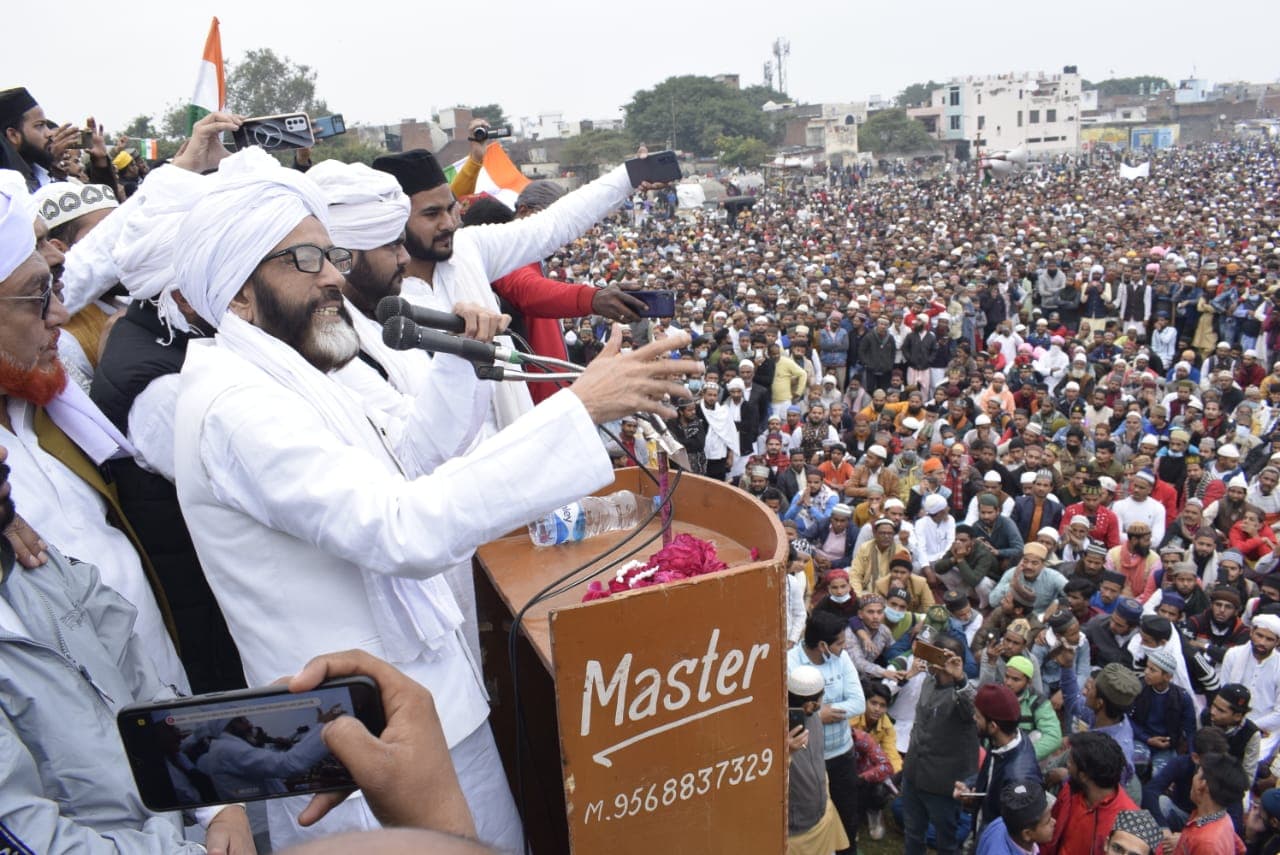 हमें ट्रेनिंग दो, हमारे 20 हजार जवान पाक और मानसरोवर को हिन्दुस्तान में शामिल कर देंगे- मौलाना तौकीर रजा