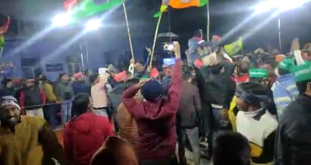 Aligarh News: निजी चैनल की डिबेट में बवाल, बीजेपी और सपा समर्थक भिड़े, एक-दूसरे पर फेंकी कुर्सियां