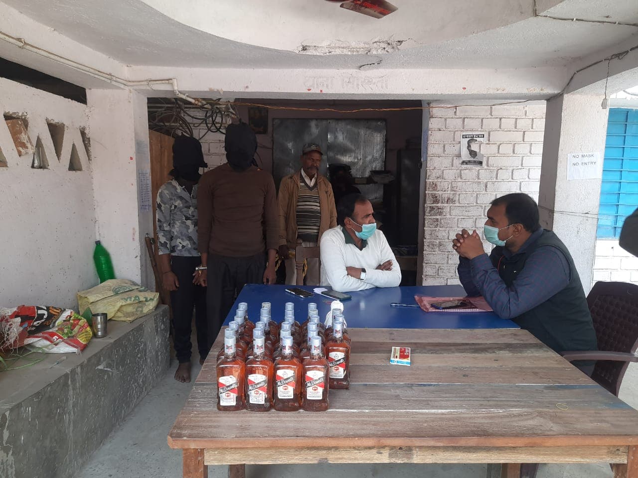 Patna Crime News शराब तस्करों को गिरफ्तार करने गई पुलिस पर हमला, गौरीचक थानाप्रभारी जख्मी