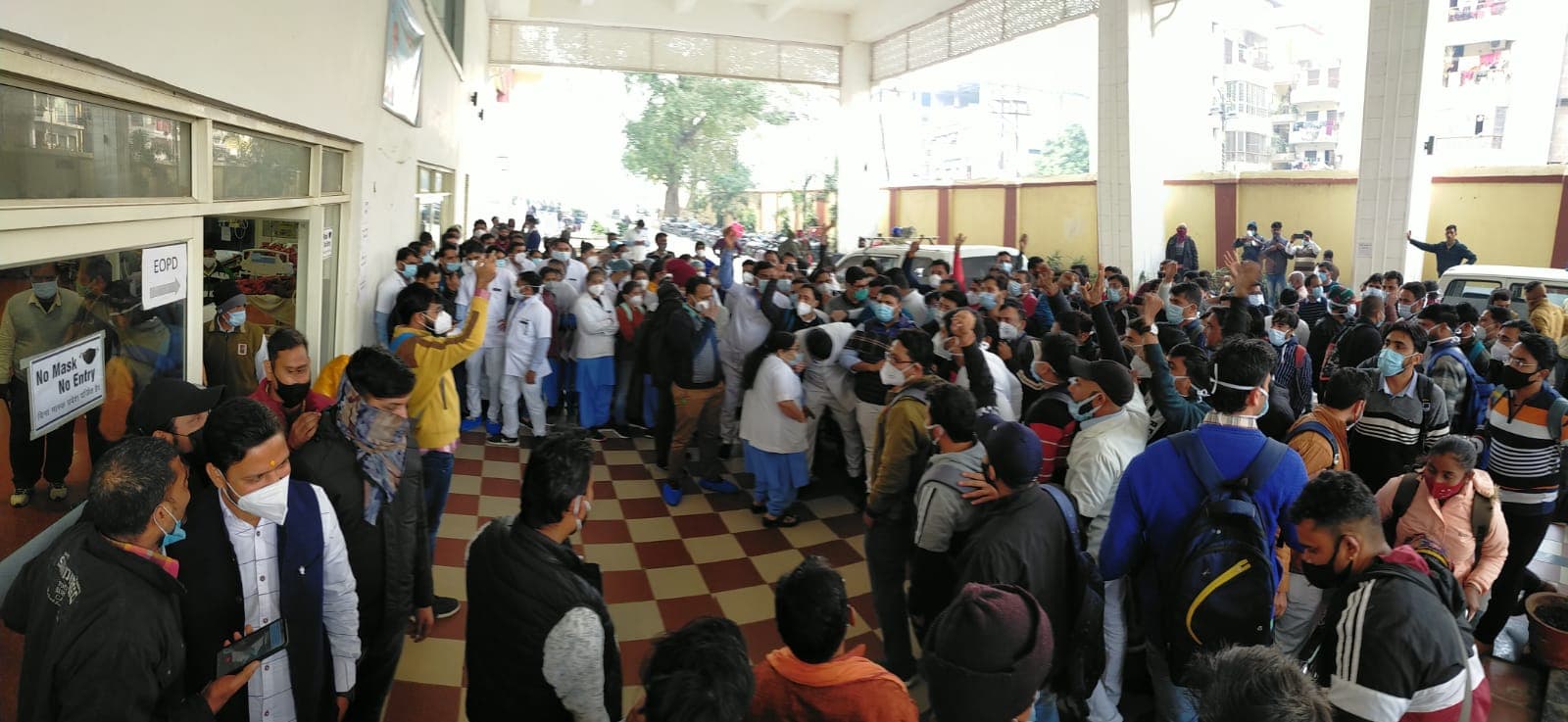 Varanasi News: सर सुन्दरलाल चिकित्सालय में एमएस के खिलाफ प्रदर्शन कर रहा नर्सिंग स्टाफ, लगाया यह आरोप