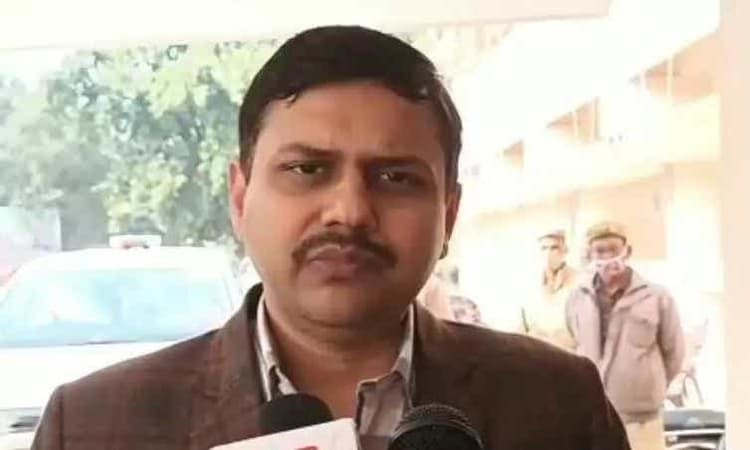 Varanasi News: यूपी विधानसभा चुनाव से पहले एक्शन मोड में डीएम, 16 बीएलओ को लापरवाही बरतने पर किया सस्पेंड