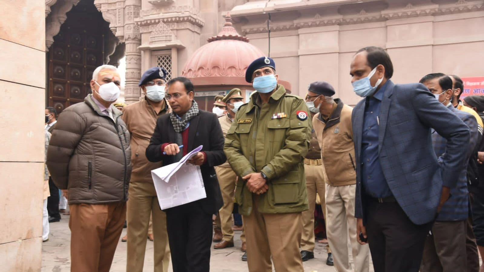 Varanasi News: मुख्य सचिव और डीजीपी पहुंचे वाराणसी, कानून-व्यवस्था और वैक्सीनेशन कार्यक्रम की समीक्षा की