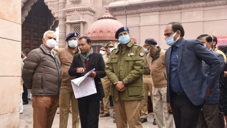 Varanasi News: मुख्य सचिव और डीजीपी पहुंचे वाराणसी, कानून-व्यवस्था और वैक्सीनेशन कार्यक्रम की समीक्षा की