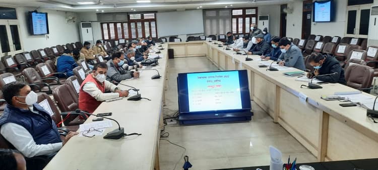 Aligarh News: डीएम ने राजनीतिक दलों के साथ की बैठक, कहा- आचार संहिता का पालन न करने पर होगी कार्रवाई