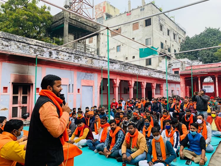 Varanasi News: हिंदू युवा वाहिनी की मासिक बैठक का आयोजन, लिया गया यह बड़ा फैसला