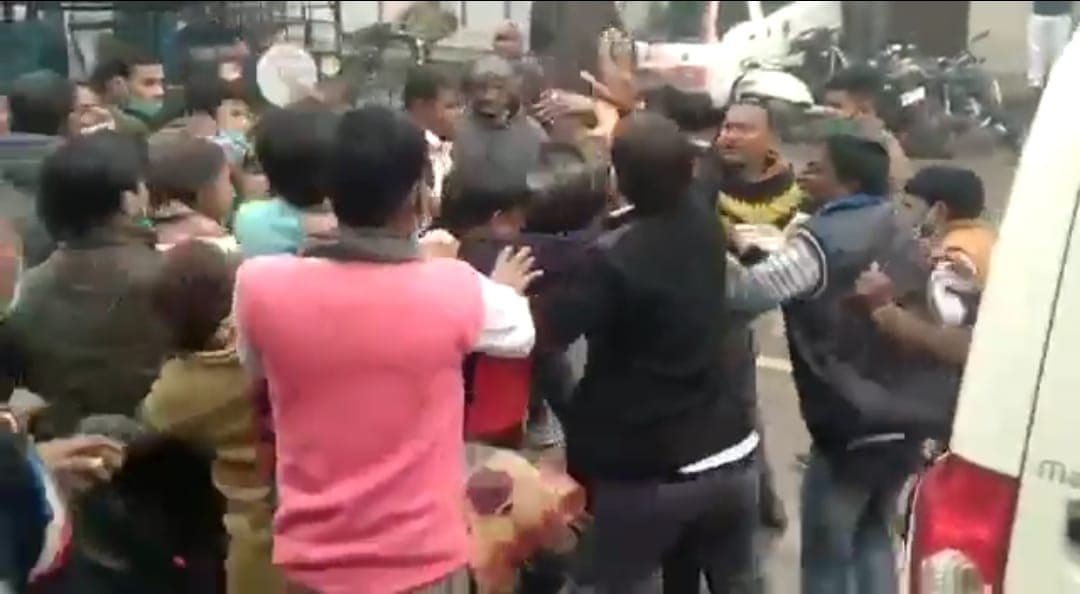 Pilibhit News: निजी अस्पताल में किशोर की मौत पर बवाल, परिजनों और स्टाफ के बीच मारपीट का वीडियो वायरल