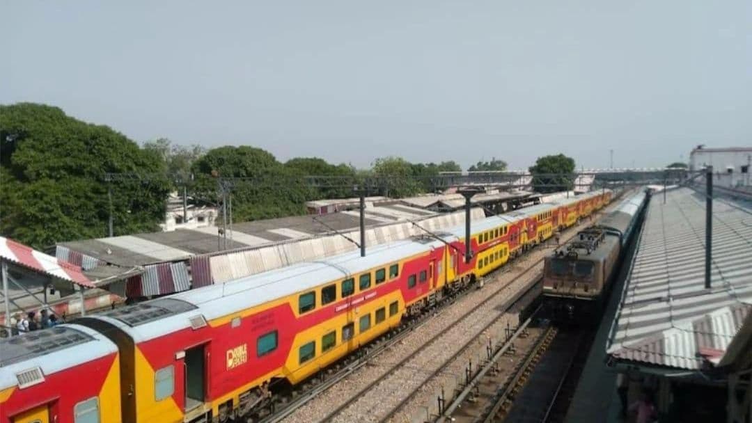 Bareilly News: ट्रेन के इंजन की चपेट में आने से दो दोस्तों की मौत, परिवार में मचा कोहराम