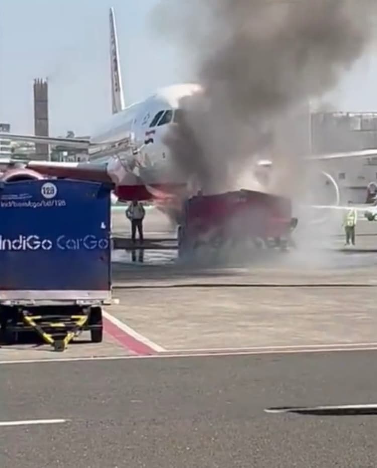 मुंबई हवाई अड्डे पर रूके विमान के सामने खड़े ट्रैक्टर में लगी आग, बड़ा हादसा टला