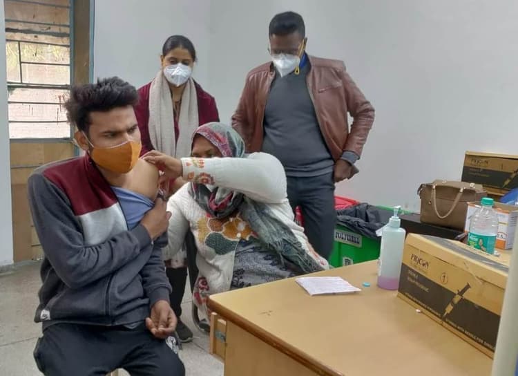 Aligarh News: AMU के JNMC में 92 लोगों ने ली बूस्टर डोज, कुलपति ने लोगों से की यह अपील