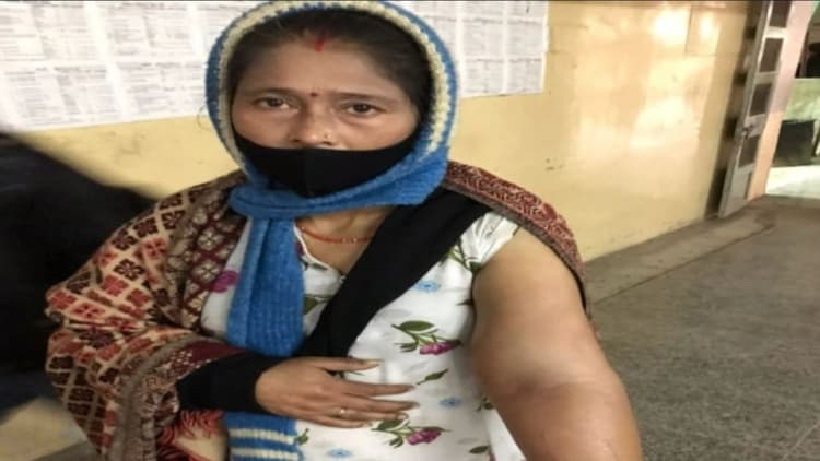 Varanasi News: नर्स को कपड़े के ऊपर से लगा दी वैक्सीन, अब नहीं उठ पा रहा हाथ, जिम्मेदार मौन