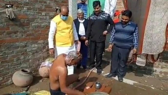 UP Election News: बीजेपी विधायक ने नहाते हुए युवक से मांगा वोट, लोग बोले- इनको घर में न घुसने दें
