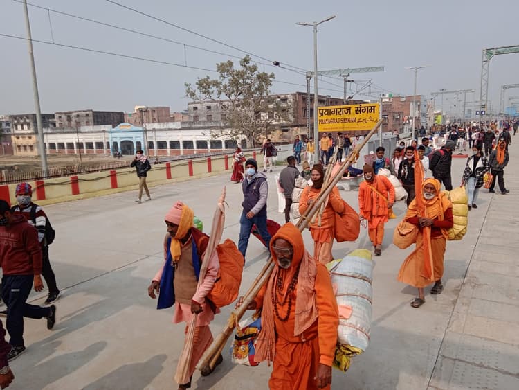 Makar Sankranti पर दो लाख श्रद्धालुओं ने लगाई आस्था की डूबकी, कोरोना गाइडलाइन की उड़ी धज्जियां
