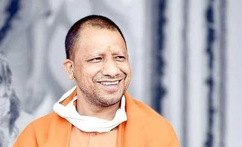 अब करोड़पति बन गए हैं योगी आदित्यनाथ, 49 हजार का कुंडल-राइफल भी..CM बनने के बाद इतनी बढ़ी संपत्ति