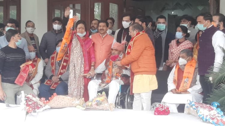 UP Election 2022: पूर्व मंत्री रामवीर उपाध्याय बीजेपी में शामिल, धर्मपत्नी सीमा हुईं भावुक, कही यह बात