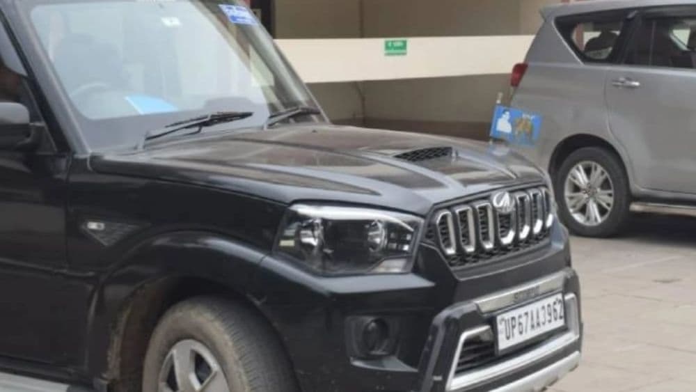 Varanasi News: चार पहिया वाहनों पर पार्टी का झंडा लगाकर चल रहे नेता, जिम्मेदार बने मूकदर्शक