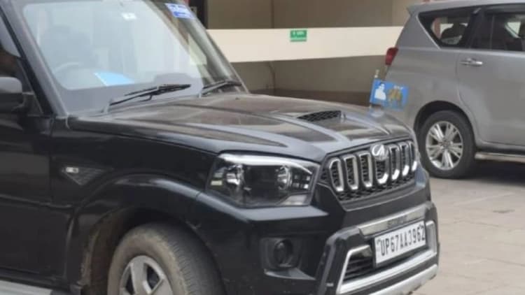 Varanasi News: चार पहिया वाहनों पर पार्टी का झंडा लगाकर चल रहे नेता, जिम्मेदार बने मूकदर्शक