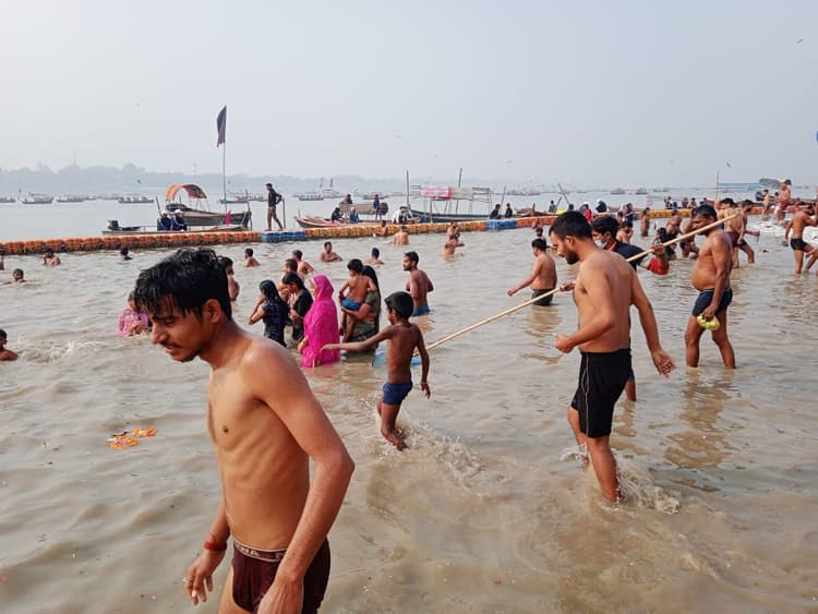 पुण्य काल में 3 लाख श्रद्धालुओं ने त्रिवेणी में लगाई आस्था की डुबकी, 17 जनवरी से शुरू होगा कल्पवास