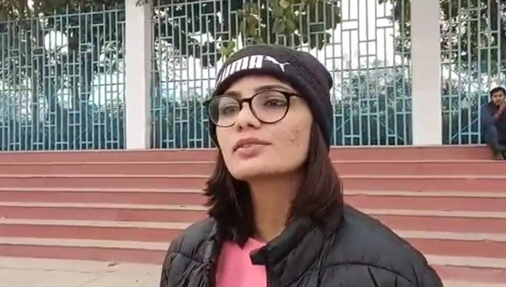 UP Election: 'यूपी में का बा' गाने के जवाब में जनसैलाब देख भड़कीं नेहा सिंह राठौर, कवियों को बताया दरबारी