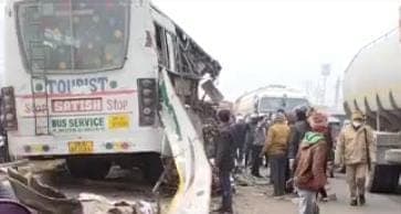 अलीगढ़ में भीषण सड़क हादसा, बस और ट्रक में हुई भिड़ंत, 1 की मौत, 11 घायल