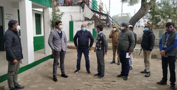 Prayagraj News: जिला निर्वाचन अधिकारी ने पोलिंग बूथों का किया निरीक्षण, दिए अहम निर्देश