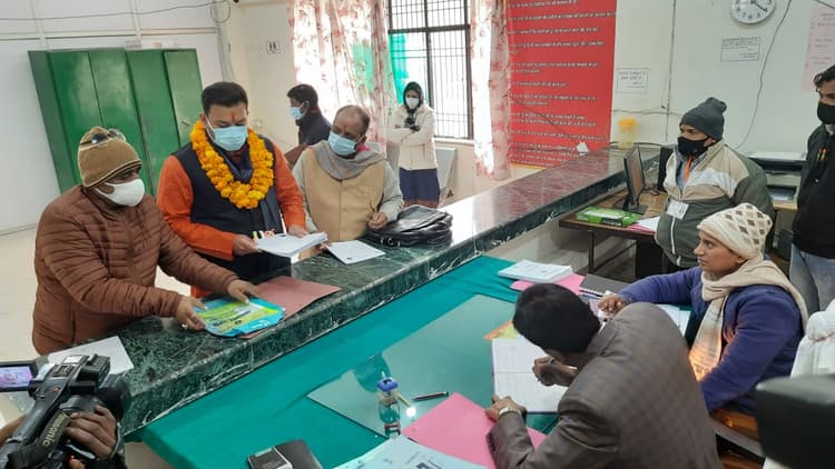 Aligarh News: अलीगढ़ में 13 ने भरे पर्चे, 14 ने खरीदे नामांकन पत्र