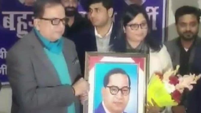 आईएएस बनने का था सपना, अब वकील बनकर लड़ रहीं दुष्कर्म पीड़िताओं की लड़ाई, जानें कौन हैं सीमा कुशवाहा