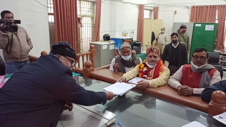 UP Chunav 2022: अलीगढ़ में रिकॉर्ड नामांकन, 24 ने भरे पर्चे, 14 ने लिए नामांकन पत्र