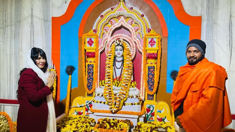 भोजपुरी अभिनेत्री पाखी हेगड़े ने बाबा गुरु गोरखनाथ के किए दर्शन, कही ये बात