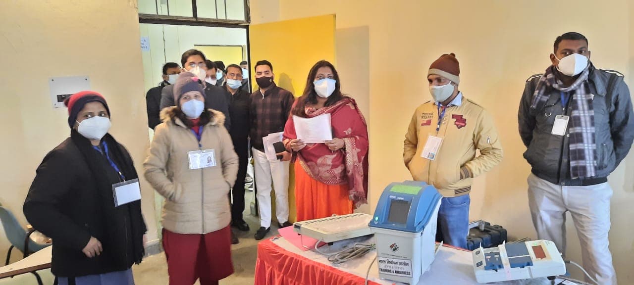 Aligarh News: ट्रेंनिग में न आने वाले 150 मतदान कार्मिकों के खिलाफ होगी एफआईआर, डीएम ने दिए आदेश