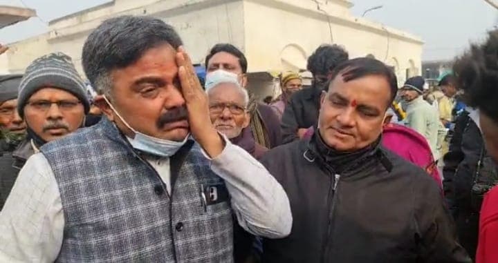 आगरा: निर्दलीय नामांकन करने के बाद फूट-फूट कर रोये दिगंबर सिंह धाकरे, भाजपा पर लगाया गंभीर आरोप