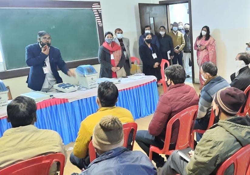 Aligarh News: EVM ट्रेंनिग में फिर नहीं आए 152, सभी के खिलाफ दर्ज होगी एफआईआर