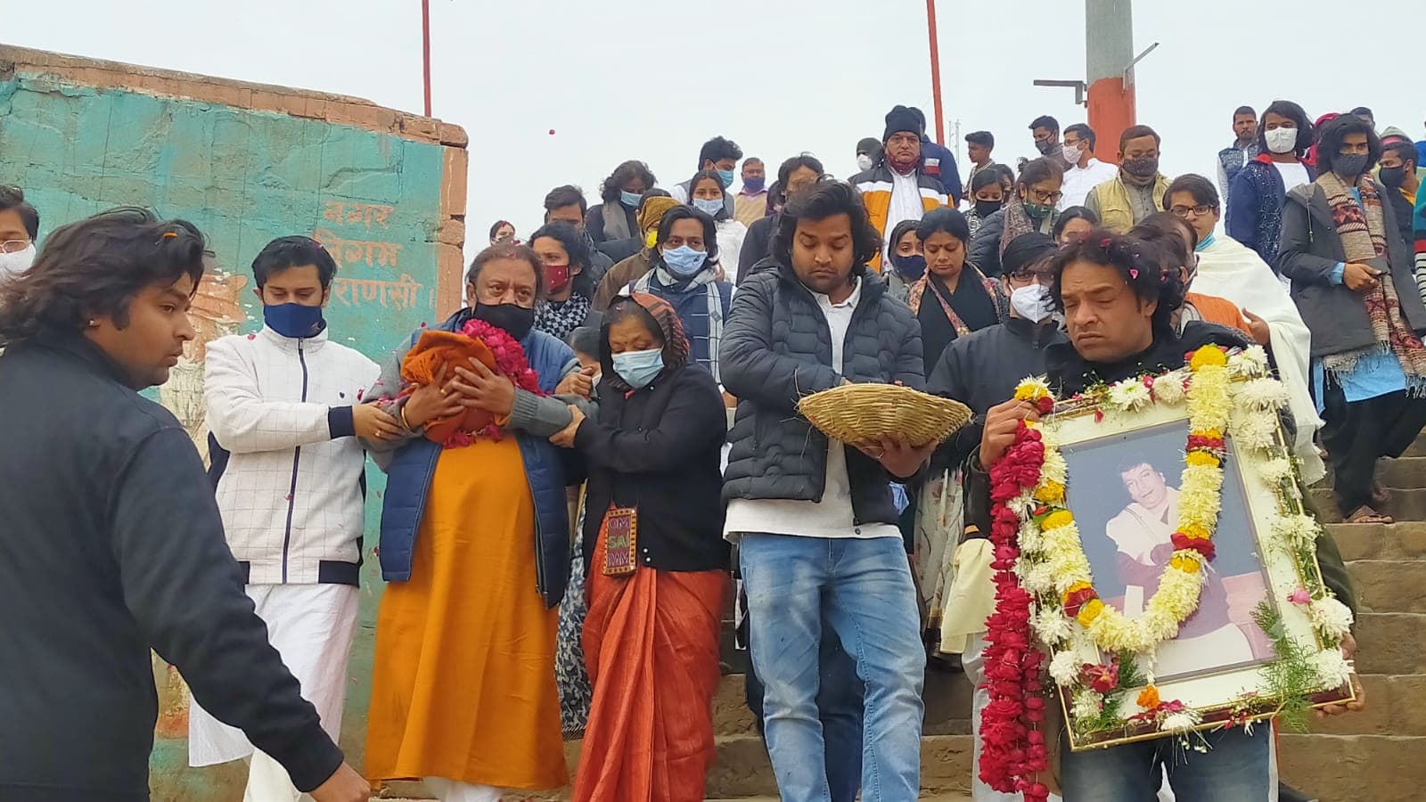 पद्मविभूषण पं. बिरजू महाराज की अस्थियां गंगा में विसर्जित, परिवार वालों ने नम आंखों से दी विदायी