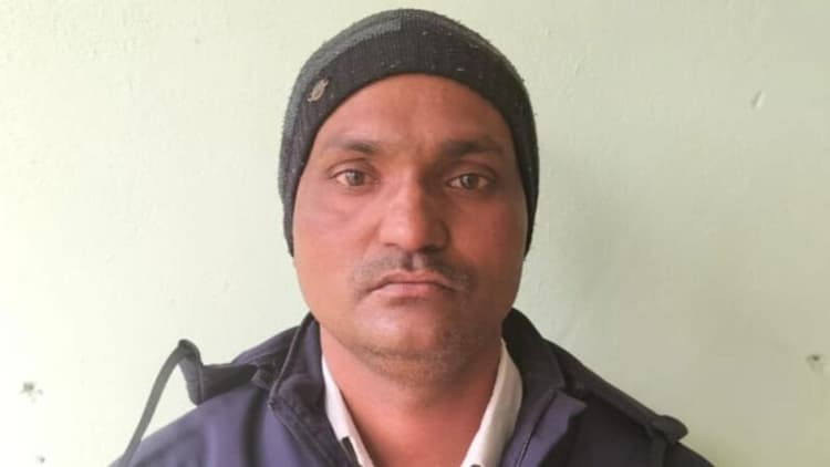 UPTET Exam: प्रयागराज एसटीएफ ने दूसरे की जगह परीक्षा दे रहे सॉल्वर को दबोचा, पूछताछ जारी