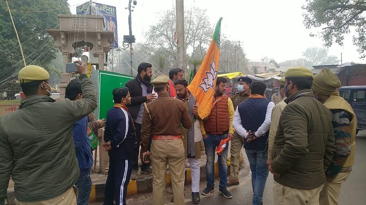 Varanasi News: मैदागिन चौराहे पर बीजेपी कार्यकर्ता कर रहे थे प्रचार, तभी पहुंची पुलिस और फिर...